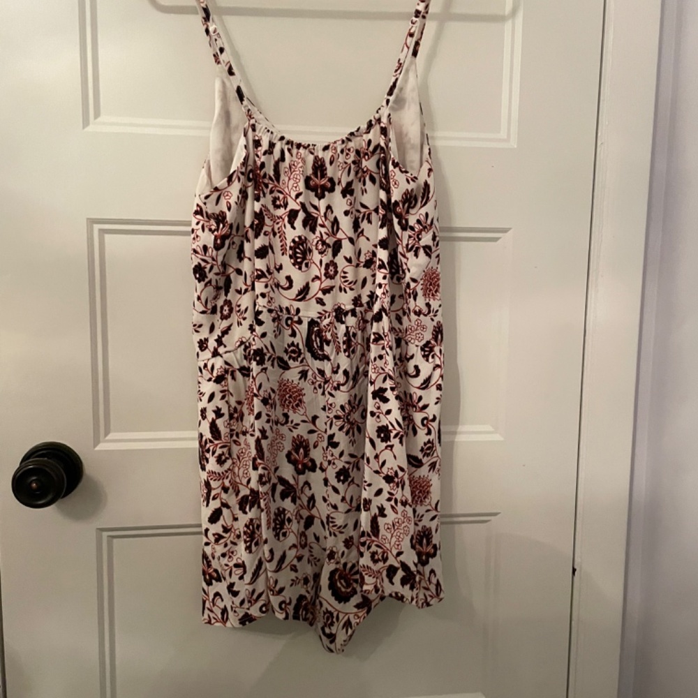 LOFT Summer Romper has pockets! - Picture 2 of 3
